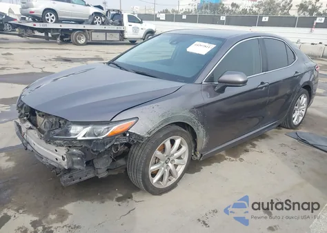 2020 Toyota Camry Le z USA, uszkodzony, nr VIN 4T1C11AK0LU890847